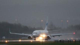Самолет с сирийскими беженцами приземляется в аэропорту Глазго