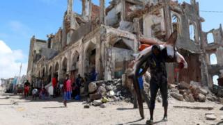 Kalluumayste soo jillaabtay oo ag maraya dhisme burbursan, degmada Xamarweyne