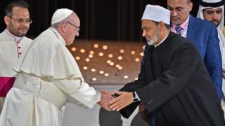 Papa Francesco ve Şeyh Ahmed El Tayyib anlaşmayı imzaladıktan sonra el sıkışırken