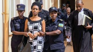 Diane Rwigara (uri hagati) na nyina batawe muri yombi mu mwaka ushize wa 2017