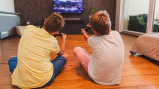Niños jugando a videojuegos
