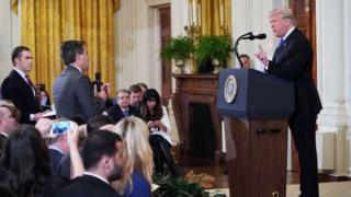 Umunyamakuru Acosta (imbere ibumoso) wa CNN abaza ikibazo Perezida Trump nyuma y'amatora rusange ku itariki ya 7 y'uku kwezi kwa cumi na kumwe, bikamuviramo kwakwa ikarita y'akazi