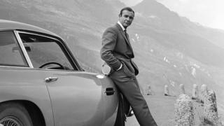 Бонд гоняет на Aston Martin со времен "Голдфингера" с Шоном Коннери 1964 года