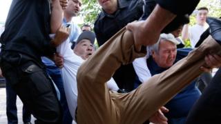 Нааразылыкка чыкандарды полиция буга чейин да ар кандай ыкмалар менен "көзөмөлгө"алып келгенин казакстандык активисттер айтып келе жатат