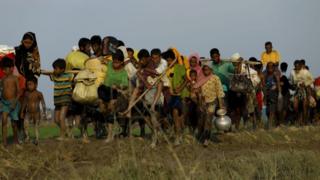 অভিযোগ, সীমান্তের ওপার থেকে বাংলাদেশে পালিয়ে আসা এই রোহিঙ্গা শরণার্থীরা যাতে আর মিয়ানমার না ফিরে যেতে পারে সেজন্যই পেতে রাখা হচ্ছে এসব ভূমি মাইন।