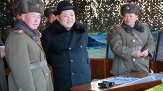Генерал Ри Мён Су (слева), новый начальник Генерального штаба Корейской народной армии, стоит рядом с северокорейским лидером Ким Чен Ыном