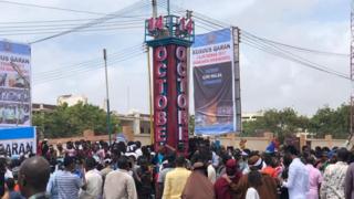 Abantu amajana n'amajana bari baje kwibuka umwaka uheze habaye igitero cahitanye abantu benshi muri kahise ka Somalia