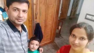 आरएसएस से जुड़े शिक्षक बंधु प्रकाश पाल, उनकी पत्नी और बेटा