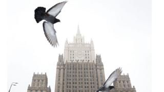 Голуби летают перед зданием МИД России в Москве 27 марта 2018 года.