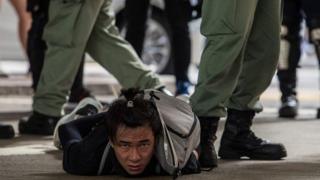 La policía antidisturbios detiene a un hombre en Hong Kong
