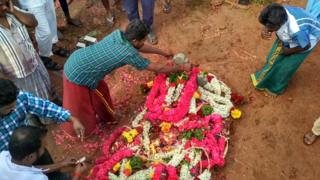 கல்லறையில் அடக்கம் செய்யப்பட்ட குழந்தை சுஜித்தின் உடல்