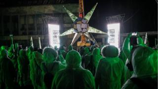 Люди в защитных костюмах на дискотеке