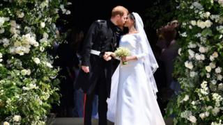 El príncipe Harry y Meghan Markle a la salida de la capilla del castillo de Windsor.