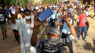 ሱዳናውያን ሰልፈኛታት ኣብ ጎደናት ኣንጻር መንግስቲ እናጨርሑ እንከለው