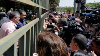 Funcionário da embaixada venezuelana fala com jornalistas em Brasília