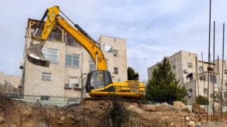 Iyo ngingo isaba Israel guhagarika ibikorwa ikorera muri West Bank no mu buseruko bwa Jerusalem