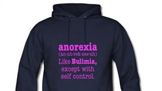 El controvertido hoodie de Amazon con un mensaje sobre la anorexia.