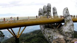"El puente de oro" es la nueva atracción turística de Vietnam. Este paseo de 150m de largo simboliza un "hilo de oro" entre las manos de un dios.