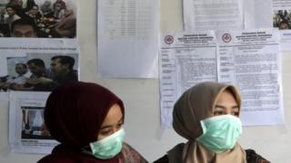 Petugas di pusat informasi virus corona di Banda Aceh.