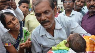 गोरखपुर में बिलखते परिजन