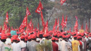 जलसंपदा मंत्री गिरीश महाजन म्हणाले की मुंबईत लाल वादळ आलं.