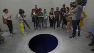 Anish Kapoor olayla ilgili olarak, "Ne diyebilirim ki? Yazık olmuş" dedi