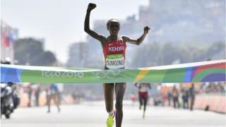 Jemima Sumgong a été la première Kenyane à remporter l'or Olympique au marathon.