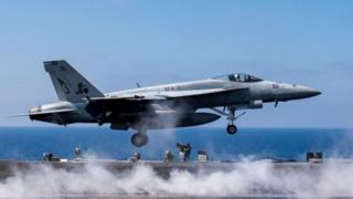 An F/A-18E Super Hornet (oo la mid ah diyaaraddan sawiran) ayaa soo ridday diyaarad ay leeyihiin ciidammada Suuriya