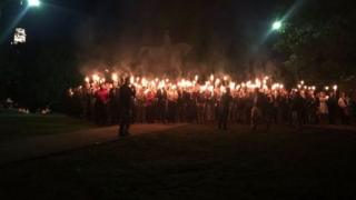 Manifestantes con antorchas en Lee Park, Charlottesville, Virginia.