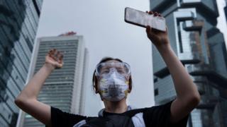 6月12日,香港一名抗議者用手機記錄其與警方的對抗。