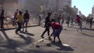 انتشر جنود في هاراري عاصمة زمبابوي، الخميس، بعد يوم من اشتباكات عنيفة وقعت بين قوات الأمن ومحتجين، وراح ضحيتها ثلاثة قتلى.