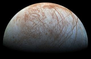 Foto da lua jupteriana de Europa tirada em nos anos 90 pela sonda Galileu