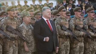 Президент Порошенко на параді з військовими, які кричать