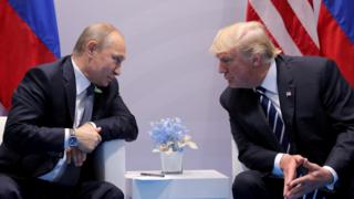Президент России Владимир Путин беседует с президентом США Дональдом Трампом во время их двусторонней встречи на саммите G20 в Гамбурге, Германия, 7 июля 2017 года