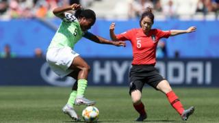 La Nigériane Desire Oparanozie se bat pour la possession de balle contre la Sud-Coréenne Doyeon Kim.