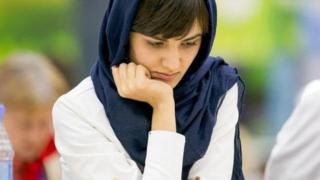 دختری در حال بازی شطرنج