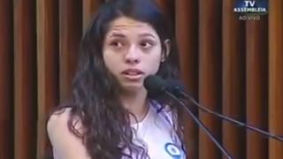 Ana Julia Ribeiro speaking in the Legislative Assembly of the state of Parana