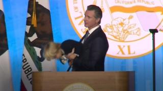 El gobernador de California, Gavin Newsom, con su hijo Dutch