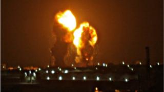 غارة إسرائيلية على خان يونس جنوبي قطاع غزة يوم 15 نوفمبر/تشرين الثاني