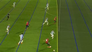 Hoton yadda JUan Mata ya ci kwallon