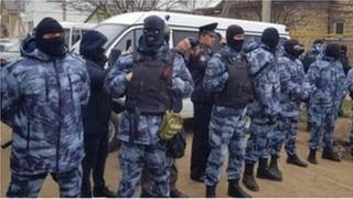Силовики біля будинку