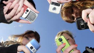 Jóvenes con celulares