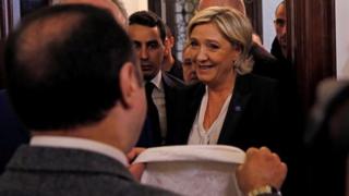 Elle déclare qu'elle a refusé de mettre un voile qu'on lui a tendu à son arrivée au siège de Dar al-Fatwa, la plus haute autorité sunnite du pays, pour y rencontrer cheikh Abdellatif Deriane.