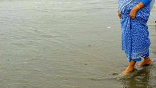 কক্সবাজারে শেখ হাসিনার পা ভেজানোর ছবি