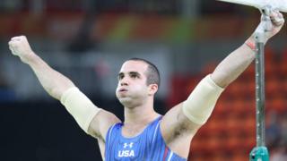 Danell Leyva termina su rutina en la barra fija.