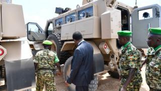 Intumwa idasanzwe ya AU muri Somalia yerekwa ibyo bikoresho by'ingabo z'u Burundi ziri mu butumwa bwa AMISOM