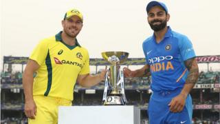వన్డే సిరీస్ ట్రోఫీతో ఆరోన్ ఫించ్, విరాట్ కోహ్లీ