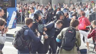 Санкт-Петербургда каршылык акциясына чыккандарды полиция күч менен таратты, 300 дөй адам кармалды,-дейт укук коргоочулар.