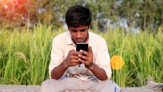 Joven indio con celular.