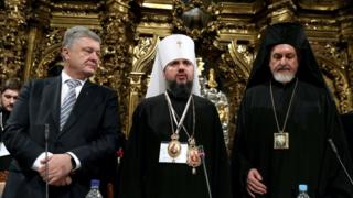 Президент Петр Порошенко, митрополит Епифаний и председатель собора представитель Вселенского патриарха митрополит Галльский Эммануил